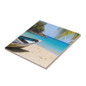 Schöner tropischer Strand mit Rowboat Fliese (Seite)