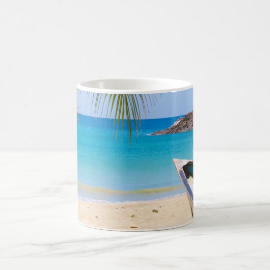 Schöner tropischer Strand mit Rowboat Kaffeetasse (Mittel)