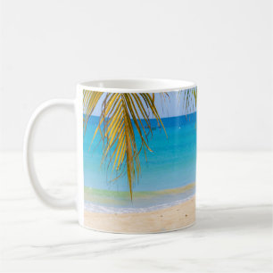 Schöner tropischer Strand mit Rowboat Kaffeetasse
