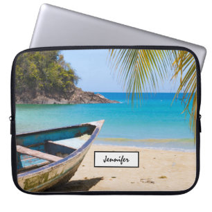 Schöner tropischer Strand mit Rowboat Laptopschutzhülle