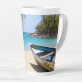 Schöner tropischer Strand mit Rowboat Milchtasse (Rechte Ecke)