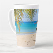 Schöner tropischer Strand mit Rowboat Milchtasse (Linke Ecke)