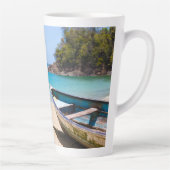 Schöner tropischer Strand mit Rowboat Milchtasse (Rechts)