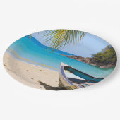 Schöner tropischer Strand mit Rowboat Pappteller (Schrägansicht)