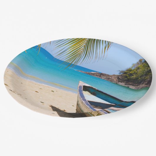 Schöner tropischer Strand mit Rowboat Pappteller (Schrägansicht)