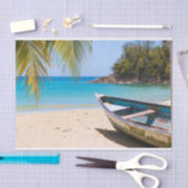 Schöner tropischer Strand mit Rowboat Seidenpapier (Handwerk)