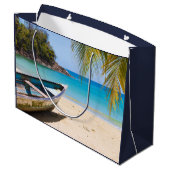 Schöner tropischer Strand mit Rowboat zum Geburtst Große Geschenktüte (Rückseite Schrägansicht)