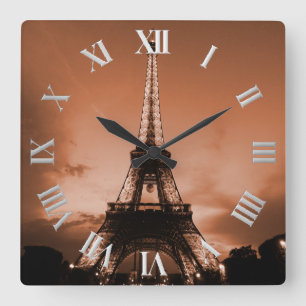 Schöner und eleganter Eiffelturm in der Dämmerung Quadratische Wanduhr