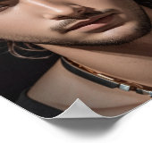 Schöner und ernsthaft aussehender asiatischer Typ. Poster (Ecke)