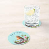 Schöner Vogel an Zweigen mit Blume Monogram Runder Pappuntersetzer (Vor Ort)