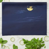 Schöner Vollmond in den blauen Mitternachtswolken Geschirrtuch (Gefaltet)
