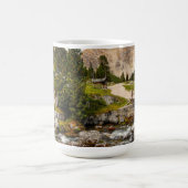 Schöner Wanderweg Fluss, Bäume & Berge Kaffeetasse (Mittel)