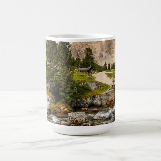 Schöner Wanderweg Fluss, Bäume & Berge Kaffeetasse (Mittel)
