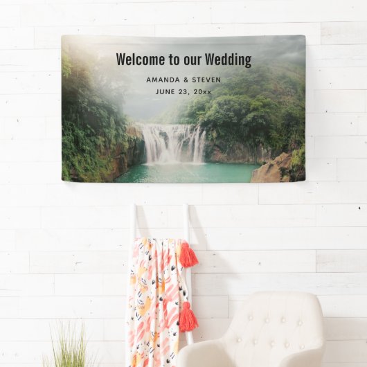 Schöner Wasserfall bei einer Hochzeit im Bergwald Banner (Insitu)