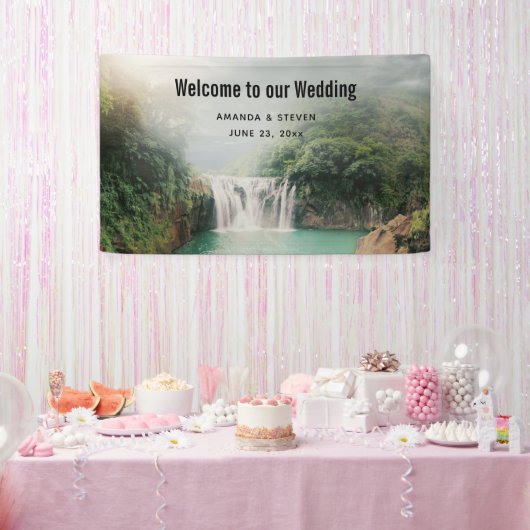 Schöner Wasserfall bei einer Hochzeit im Bergwald Banner (Party)