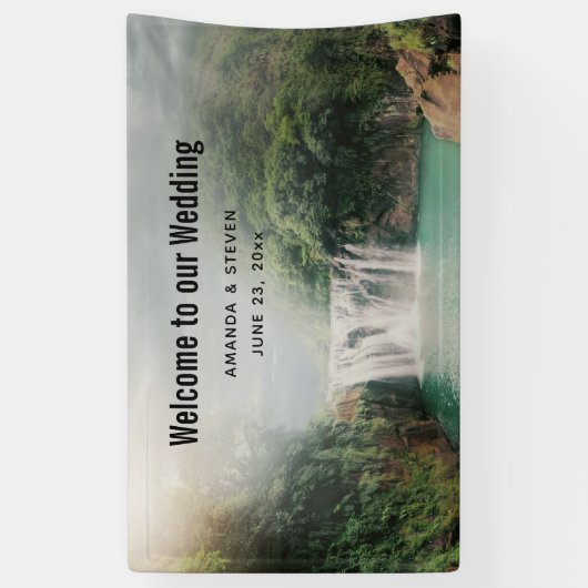 Schöner Wasserfall bei einer Hochzeit im Bergwald Banner (Vertikal)