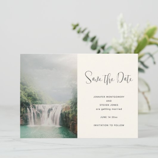 Schöner Wasserfall bei einer Hochzeit im Grünen Save The Date (Stehend Vorderseite)