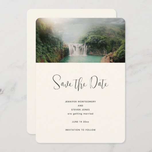 Schöner Wasserfall bei einer Hochzeit im Grünen Save The Date (Vorne/Hinten)