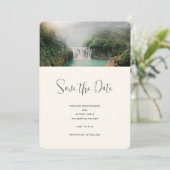 Schöner Wasserfall bei einer Hochzeit im Grünen Save The Date (Stehend Vorderseite)