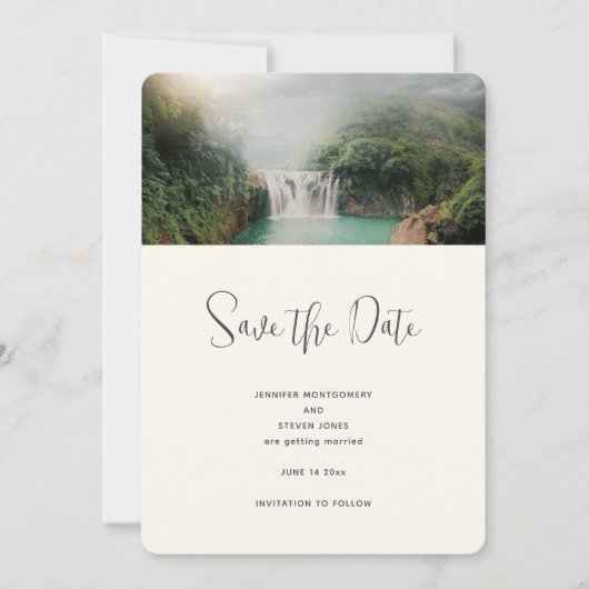 Schöner Wasserfall bei einer Hochzeit im Grünen Save The Date (Vorderseite)