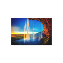 Schöner Wasserfall bei Sonnenuntergang Naturfotogr