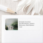 Schöner Wasserfall im Bergwald (Insitu)