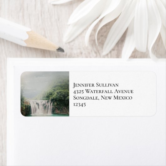 Schöner Wasserfall im Bergwald (Insitu)