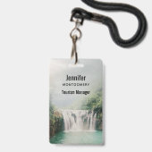 Schöner Wasserfall im Bergwald Ausweis (Vorderseite mit Lanyard)