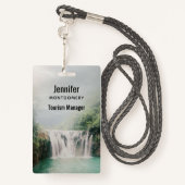 Schöner Wasserfall im Bergwald Ausweis (Rückseite mit Schlüsselband)