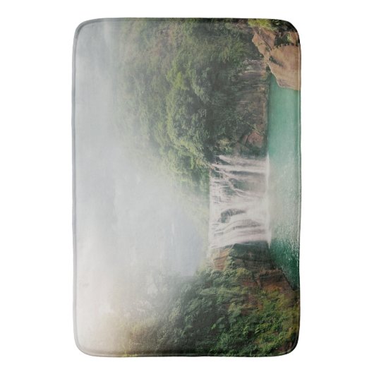 Schöner Wasserfall im Bergwald Badematte (Vorderseite Vertikal)