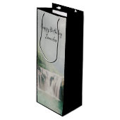 Schöner Wasserfall im Bergwald Geburtstag Geschenktüte Für Weinflaschen (Vorderseite Schrägansicht)