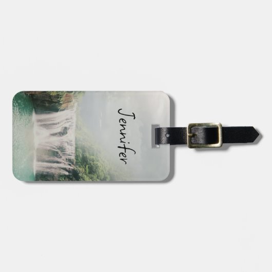 Schöner Wasserfall im Bergwald Gepäckanhänger (Vorderseite horizontal)