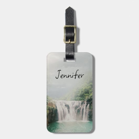 Schöner Wasserfall im Bergwald Gepäckanhänger (Vorderseite vertikal)