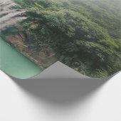 Schöner Wasserfall im Bergwald Geschenkpapier (Ecke)