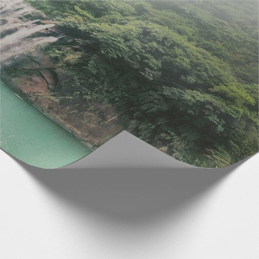 Schöner Wasserfall im Bergwald Geschenkpapier (Ecke)