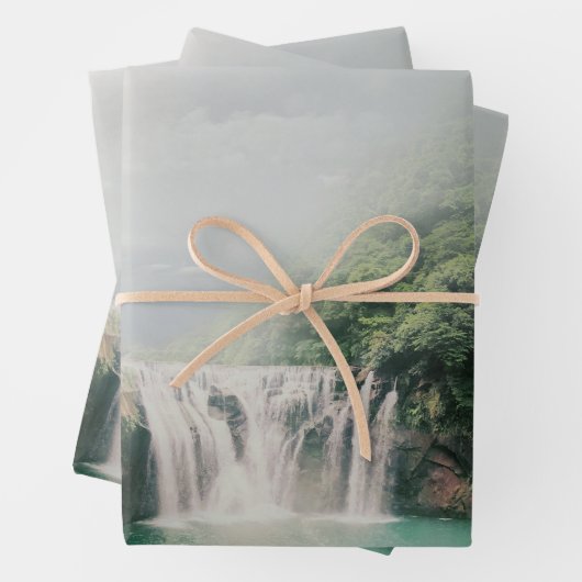 Schöner Wasserfall im Bergwald Geschenkpapier Set (Beispiel)