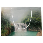 Schöner Wasserfall im Bergwald Große Geschenktüte (Vorderseite)