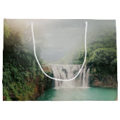 Schöner Wasserfall im Bergwald Große Geschenktüte (Rückseite)