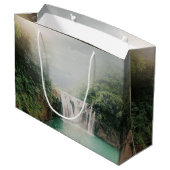 Schöner Wasserfall im Bergwald Große Geschenktüte (Rückseite Schrägansicht)