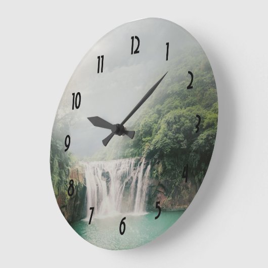 Schöner Wasserfall im Bergwald Große Wanduhr (Winkel)