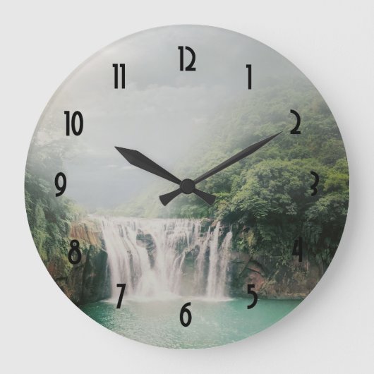 Schöner Wasserfall im Bergwald Große Wanduhr (Vorderseite)