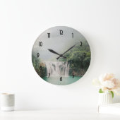 Schöner Wasserfall im Bergwald Große Wanduhr (Zuhause)