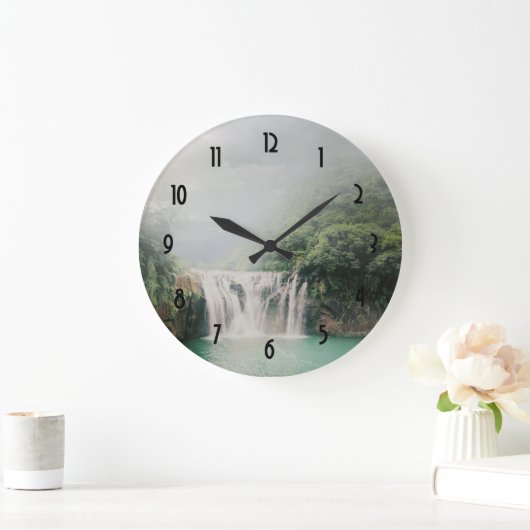 Schöner Wasserfall im Bergwald Große Wanduhr (Zuhause)