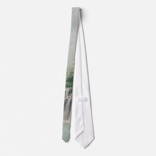 Schöner Wasserfall im Bergwald Krawatte (Rückseite)