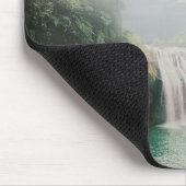 Schöner Wasserfall im Bergwald Mousepad (Ecke)