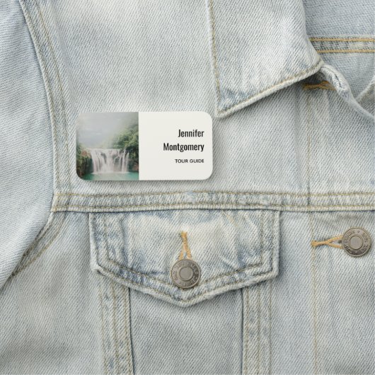 Schöner Wasserfall im Bergwald Namensschild (Beispiel)