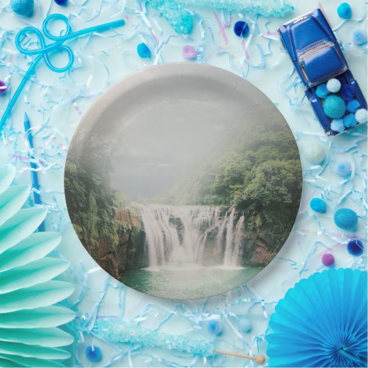 Schöner Wasserfall im Bergwald Pappteller (Party)