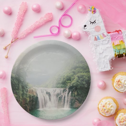 Schöner Wasserfall im Bergwald Pappteller (Party)