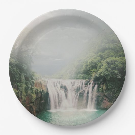 Schöner Wasserfall im Bergwald Pappteller (Vorderseite)