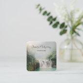 Schöner Wasserfall im Bergwald Quadratische Visitenkarte (Stehend Vorderseite)